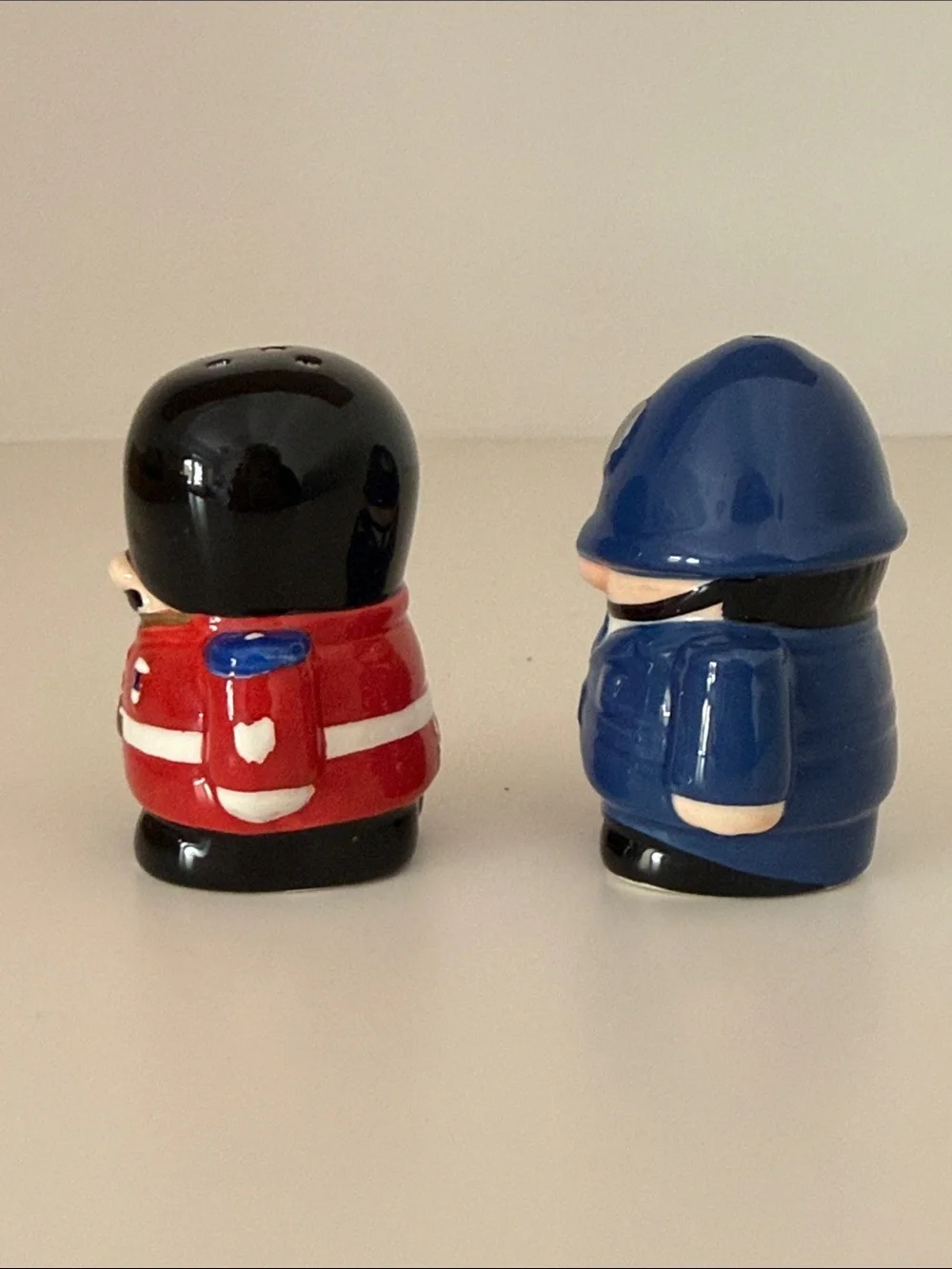London Buckingham Palace Guard and Bobby Salt and Pepper Shakers - Picture 2 of 9